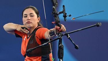 Netherlands' Gaby Schloesser competes in the archery women's individual elimination round during the Paris 2024 Olympic Games at the Esplanade des Invalides in Paris on July 30, 2024. 
Punit PARANJPE / AFP