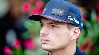 2023-09-16 15:24:44 epa10863630 Dutch Formula One driver Max Verstappen of Red Bull Racing arrives ahead of a practice session of the Singapore Formula One Grand Prix race at the Marina Bay Street Circuit, Singapore, 16 September 2023.  EPA/TOM WHITE