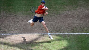 Italy's Jannik Sinner returns a ball to Poland's Hubert Hurkacz during the men's singles final tennis match of the ATP 500 Halle Open tennis tournament in Halle, western Germany on June 23, 2024. 
CARMEN JASPERSEN / AFP