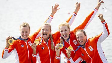 PARIJS - Marloes Oldenburg, Hermijntje Drenth, Tinka Offereins en Benthe Boonstra van de vrouwen vier tijdens de huldiging van hun gouden medaille na afloop van de finale op het olympisch roeitoernooi tijdens de zomerspelen in de Franse hoofdstad. ANP KOEN VAN WEEL