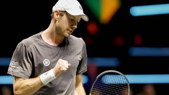 ROTTERDAM - Botic van de Zandschulp (Nederland) in actie tegen Stefanos Tsitsipas (Griekenland) op de vierde dag van het ABN AMRO tennistoernooi in Ahoy Rotterdam. BAS CZERWINSKI / ANP