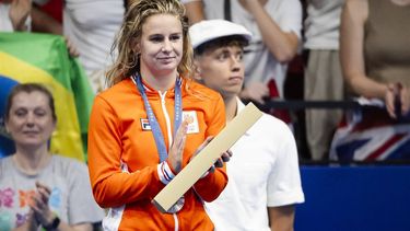 PARIJS - Tes Schouten met haar bronzen medaille na afloop van de finale 200 meter schoolslag op de zesde dag van het zwemmen op de Olympische Spelen. ANP KOEN VAN WEEL