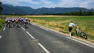 FDJ-SUEZ's Dutch rider Demi Vollering takes a comfort break during the 3rd (out of 9) stage of the fifth edition of the Women's Tour de France cycling race, 156.5 km from Geneva to Poligny, in Poligny, central-eastern France on August 3, 2026. 
NICOLAS TUCAT / AFP
