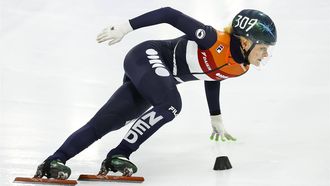 HEERENVEEN - Xandra Velzeboer in actie in de halve finale 500 meter op de tweede dag van de Dutch Open Shorttrack in Thialf. De Nederlandse rijders kunnen bij de DOS weer punten verdienen voor kwalificatie voor de eerste twee World Tour-wedstrijden. ANP VINCENT JANNINK