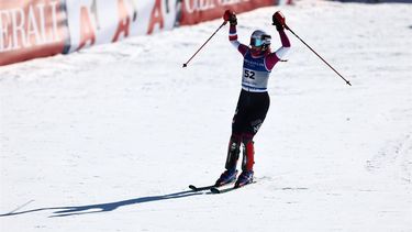 epa11897738 Kiara Derks of Netherlands celebrates in the finish area during the Women's Slalom at the FIS Alpine Skiing World Championships in Saalbach Hinterglemm, Austria, 15 February 2025.  EPA/ANNA SZILAGYI