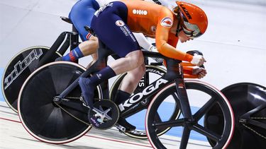 APELDOORN - Hetty van de Wouw in actie in de 1/2 finale keirin vrouwen op de laatste dag van de EK baanwielrennen in het Apeldoornse Omnisportcentrum. ANP VINCENT JANNINK