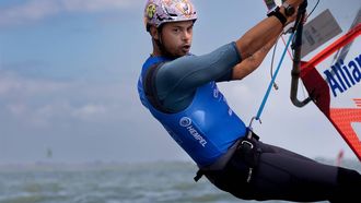 LELYSTAD - Kiran Badloe in actie tijdens zijn iQFOil men race op de Allianz Regatta zeilen. ANP IRIS VAN DEN BROEK