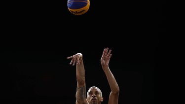 epa11528971 Worthy de Jong of the Netherlands in action during the Men's gold medal game France vs the Netherlands of the 3x3 Basketball competitions in the Paris 2024 Olympic Games, at La Concorde in Paris, France, 05 August 2024.  EPA/YOAN VALAT