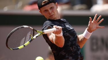 epa12142842 Jesper de Jong of Netherlands in action during his Men's 2nd round match against Alexander Zverev of Germany at the French Open Grand Slam tennis tournament at Roland Garros in Paris, France, 29 May 2025.  EPA/YOAN VALAT