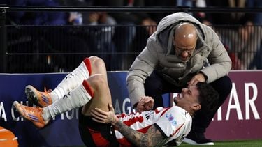 EINDHOVEN - (l-r) Dennis Man of PSV Eindhoven, PSV Eindhoven coach Peter Bosz tijdens de UEFA Champions league wedstrijd tussen PSV Eindhoven en Atlético Madrid in het Phillips stadion op 9 december 2025 in Eindhoven, Nederland. ANP MAURICE VAN STEEN