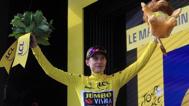 2023-07-22 17:33:11 epa10762425 Danish rider Jonas Vingegaard of team Jumbo-Visma celebrates on the podium retaining the overall leader's yellow jersey after the 20th stage of the Tour de France 2023, a 134kms from Belfort to Le Markstein Fellering, France, 22 July 2023.  EPA/MARTIN DIVISEK