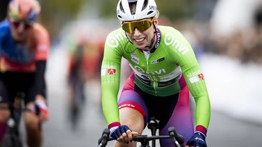 ARNHEM - Lorena Wiebes wordt tweede tijdens de 6e en laatste etappe van de Simac Ladies Tour wielrennen. ANP IRIS VAN DEN BROEK
