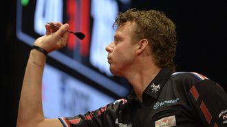 2021-09-03 14:21:15 epa09446151 Richard Veenstra of the Netherlands competes among the best 48 of Hungarian Darts Trophy tournament in Papp Laszlo Budapest Sports Arena, Budapest, Hungary, 03 September 2021.  EPA/Attila Kovacs HUNGARY OUT