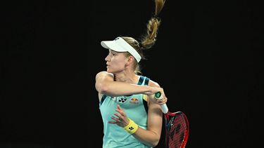 epa11086929 Elena Rybakina of Kazakhstan in action during her 2nd round match against Anna Blinkova of Russia at the 2024 Australian Open in Melbourne, Australia, 18 January 2024.  EPA/JAMES ROSS  AUSTRALIA AND NEW ZEALAND OUT