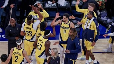 epa12129791 The Indiana Pacers celebrate after defeating the New York Knicks during game two of the NBA Eastern Conference finals between the Indiana Pacers and the New York Knicks at Madison Square Garden in New York, New York, USA, 23 May 2025.  EPA/JUSTIN LANE  SHUTTERSTOCK OUT