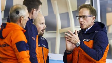 HEERENVEEN - Bondscoach Rintje Ritsma (r) tijdens de Mass Start dames in ijsstadion Thialf. Het langebaanseizoen start met dit driedaagse kwalificatietoernooi voor de wereldbeker. ANP VINCENT JANNINK