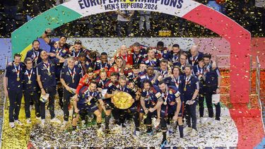 epa11111432 France's players celebrate with the trophy after winning the EHF Men's EURO 2024 final handball match between France and Denmark in Cologne, Germany, 28 January 2024.  EPA/RONALD WITTEK