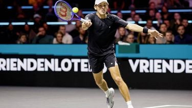 ROTTERDAM - Alex de Minaur in actie tegen Arthur Fils op de tweede dag van het ABN AMRO tennistoernooi in Ahoy Rotterdam. BAS CZERWINSKI / ANP