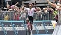 epa12123058 Ecuadorian rider Richard Carapaz of Education -Easypost wins the 11th stage of the Giro d'Italia cycling tour, over 186km from Viareggio to Castelnovo ne' Monti, Italy, 21 May 2025.  EPA/LUCA ZENNARO