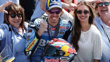 Team Gresini Racing MotoGP's Alex Marquez (C) celebrates next to his partner Gabriela Guzman (R) after winning the Sprint Race at the Catalunya Moto GP Grand Prix at the Catalunya racetrack in Montmelo, near Barcelona, on May 16, 2026. 
Lluis GENE / AFP