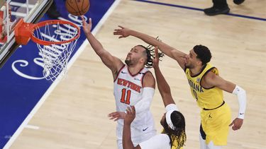 epa12124435 The Knicks' Jalen Brunson (L) drives to basket as the Pacers’ Tyrese Haliburton (R) and Myles Turner (C) defend during the second half of game one of the Eastern Conference finals between the Indiana Pacers and the New York Knicks at Madison Square Garden in New York, New York, USA, 21 May 2025.  EPA/JUSTIN LANE  SHUTTERSTOCK OUT