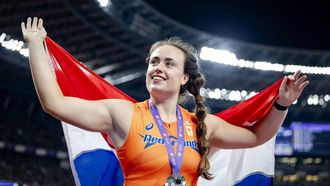 TOKIO - Jorinde van Klinken met haar zilveren medaille na de finale van het onderdeel discuswerpen tijdens de WK atletiek in het Japan National Stadium. ANP ROBIN VAN LONKHUIJSEN