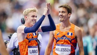 PARIJS - Nederlandse atleten Niels Laros en Stefan Nillessen na afloop van de finale op de 1500 meter tijdens de Olympische Spelen. ANP ROBIN VAN LONKHUIJSEN