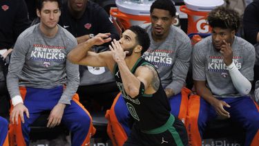 epa10974148 Boston Celtics forward Jayson Tatum (2-L) gestures after making a three point shot as New York Knicks Ryan Arcidiacono (L) New York Knicks DaQuan Jeffries (2-R) and New York Knicks' Miles McBride (R) look on from the bench during the second half of the NBA game between the Boston Celtics and the New York Knicks at TD Garden in Boston, Massachusetts, USA, 13 November 2023.  EPA/CJ GUNTHER  SHUTTERSTOCK OUT