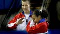 2006-04-29 14:57:51 VOLOS - Lichelle Wong is zaterdag gebleseerd uitgevallen en droogt haar tranen bij haar coach Frank Louter tijdens het EK turnen de landenteam finale in het Griekse Volos. ANP PHOTO ROBIN UTRECHT