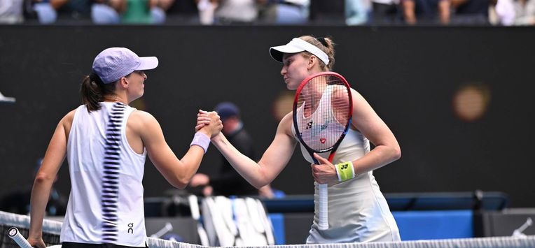 epa12686317 Iga Swiatek (L) of Poland congratulates Elena Rybakina of Kazakhstan on her win in their women’s quarterfinals on day 11 of the 2026 Australian Open tennis tournament at Melbourne Park in Melbourne, Australia, 28 January 2026.  EPA/JAMES ROSS AUSTRALIA AND NEW ZEALAND OUT