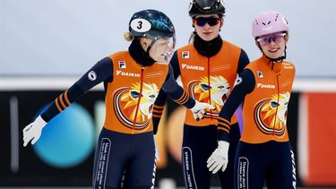 TILBURG - Xandra Velzeboer (NED), Bibi Arts (NED) en Zoe Deltrap (NED) in actie op de relay tijdens de voorronde van de Odido Cup World Tour in het IJssportcentrum. Het is de vijfde wedstrijd van de ISU Shorttrack World Tour. ANP SEM VAN DER WAL