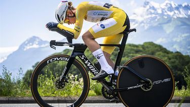 epa11414656 Demi Vollering from the Netherlands of Team SD Worx in action during the Tour de Suisse Women second stage, a 15.7km individual time trial from Aigle to Villars-Sur-Ollon, Switzerland, 16 June 2024.  EPA/GIAN EHRENZELLER