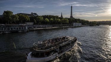 2023-09-06 20:23:59 A bateau mouche tourism boat cruises on the river Seine near the Eiffel Tower in Paris, on September 6, 2023. 
MIGUEL MEDINA / AFP