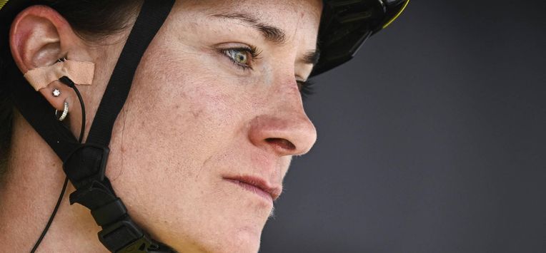 Team Visma | Lease a Bike's Dutch rider Marianne Vos wearing the overall leader's yellow jersey awaits the start of the 5th stage (out of 9) of the fourth edition of the Women's Tour de France cycling race, 165.8 km from Chasseneuil-du-Poitou to Gueret, central France on July 30, 2025. 
JULIEN DE ROSA / AFP