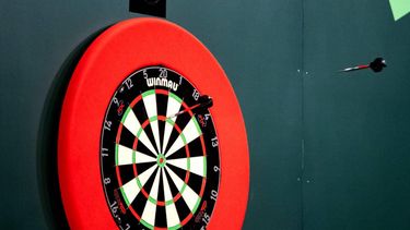 DEN BOSCH - Gian van Veen tijdens de eerste ronde van de Dutch Darts Masters in de Maaspoort. Het darttoernooi is onderdeel van de World Series of Darts. ANP RAMON VAN FLYMEN