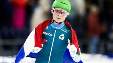 HEERENVEEN - Marijke Groenewoud juicht na het winnen van de massastart voor vrouwen tijdens de slotdag van het NK Afstanden in Thialf. De olympische winter werd afgetrapt met het driedaagse schaatstoernooi. ANP VINCENT JANNINK