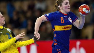 INNSBRUCK - De Nederlandse handbalster Laura Van der Heijden in actie tegen Oekraine tijdens de derde groepswedstrijd op het EK handbal. ANP RONALD HOOGENDOORN