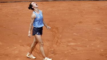 epa12151005 Lois Boisson of France celebrates after winning her Women's 4th round match against Jessica Pegula of USA at the French Open Grand Slam tennis tournament at Roland Garros in Paris, France, 02 June 2025.  EPA/YOAN VALAT