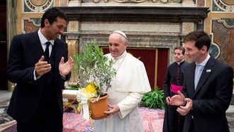 Pope Francis (C) receives an olive tree from Argentine forward Lionel Messi (R) and Italian Gianluigi Buffon (L) at the end of a private audience together at the Vatican on August 13, 2013. Argentina's national football team will play a friendly match against Italy's national football team on August 14, 2013.   AFP PHOTO/ OSSERVATORE ROMANO
RESTRICTED TO EDITORIAL USE - MANDATORY CREDIT 