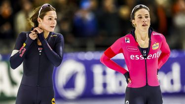 HEERENVEEN - Angel Daleman, Suzanne Schulting (l-r) na de 500 meter op de tweede dag van het World Cup kwalificatietoernooi schaatsen in Thialf. ANP VINCENT JANNINK
