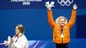 MILAAN - Arianna Fontana uit Italie en Xandra Velzeboer tijdens de medailleceremonie voor de 500 meter bij het shorttrack schaatsen in de Milano Ice Skating Area op de Olympische Winterspelen van Milaan. ROBIN VAN LONKHUIJSEN / ANP