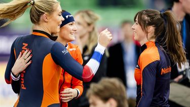 HAMAR - Jutta Leerdam (Nederland), Angel Daleman (Nederland) en Suzanne Schulting (Nederland) vieren de overwinning na afloop van de teamsprint vrouwen op de eerste dag van het WK afstanden in het Noorse Hamar. ANP SEM VAN DER WAL