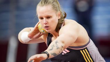 APELDOORN - Jessica Schilder in actie tijdens de finale kogelstoten voor vrouwen op de eerste dag van het NK Indoor atletiek Omnisport Apeldoorn. ANP SANDER KONING