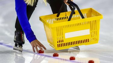 HEERENVEEN - Sfeerbeeld blokjes leggen tijdens de 1.000m dames in ijsstadion Thialf. Het langebaanseizoen start met dit driedaagse kwalificatietoernooi voor de wereldbeker. ANP VINCENT JANNINK