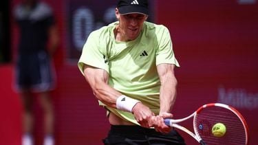 epa11258769 Jan Choinski of Britain in action during his Round of 16 match against Hubert Hurkacz of Poland on the fourth day of the Estoril Open tennis tournament, Oeiras, Portugal, 04 April 2024.  EPA/RODRIGO ANTUNES