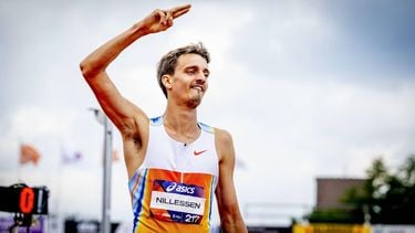 HENGELO - Winnaar Stefan Nillissen tijdens 800 meter mannen  op het NK Atletiek in het FBK stadion. ANP ROBIN UTRECHT