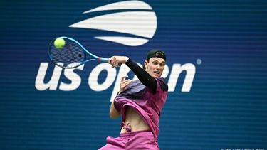 Britain's Jack Draper plays a return to Australia's Alex de Minaur during their men's quarterfinals match on day ten of the US Open tennis tournament at the USTA Billie Jean King National Tennis Center in New York City, on September 4, 2024. 
ANGELA WEISS / AFP