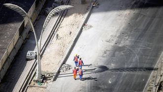 2022-04-01 07:29:46 DOHA - Arbeiders aan het bouwen in de wijk West Bay in Doha, op de dag voor de loting van het WK voetbal. Het Nederlands elftal komt te weten wie de tegenstanders zijn in de groepsfase van het WK, dat begint op 21 november. De finale is op 18 december. ANP KOEN VAN WEEL