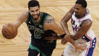 epa11006619 Boston Celtics forward Jayson Tatum (L) drives to the basket past Philadelphia 76ers guard De'Anthony Melton (R) during the second half of the NBA game between the Boston Celtics and the Philadelphia 76ers at the TD Garden in Boston, Massachusetts, USA, 01 December 2023.  EPA/CJ GUNTHER SHUTTERSTOCK OUT