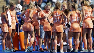 MONCHENGLADBACH - coach Paul van Ass spreekt in de rust de ploeg toe.  Nederland is Europees hockey geworden door België met 3-1 te verslaan op het EK en heeft zich voor de Olympische Spelen in Parijs gekwalificeerd.
ANP OLAF KRAAK